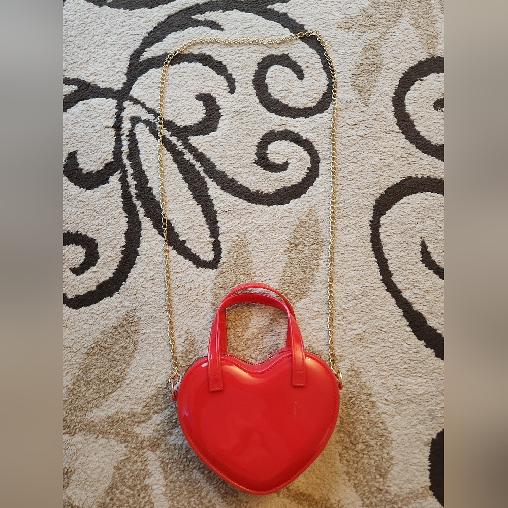 Heart-Shaped Red Bag With Gold Chain - Picture 4 of 9